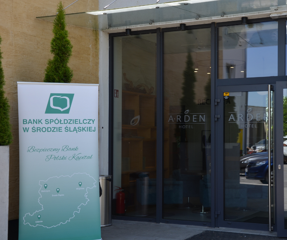 baner reklamowy Banku Spółdzielczego w Środzie Śląskiej, drzwi wejściowe do Hotelu Arden w Środzie Śląskiej gdzie odbyło się walne zgromadzenie 26 czerwca 2025 roku 